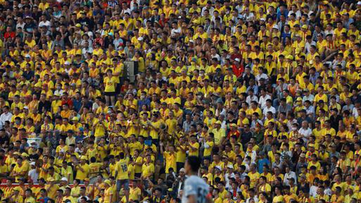 Coronavirus: Vietnam soccer league restarts with packed crowds