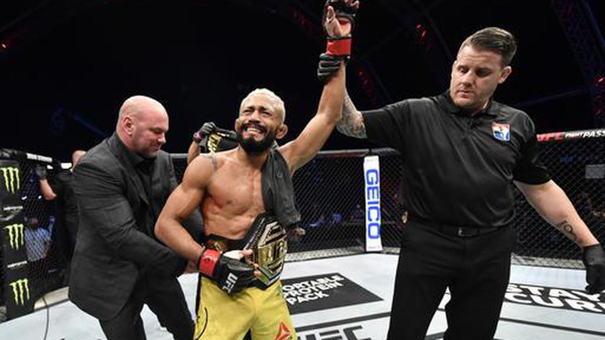 Figueiredo chokes out Benavidez to claim UFC flyweight title