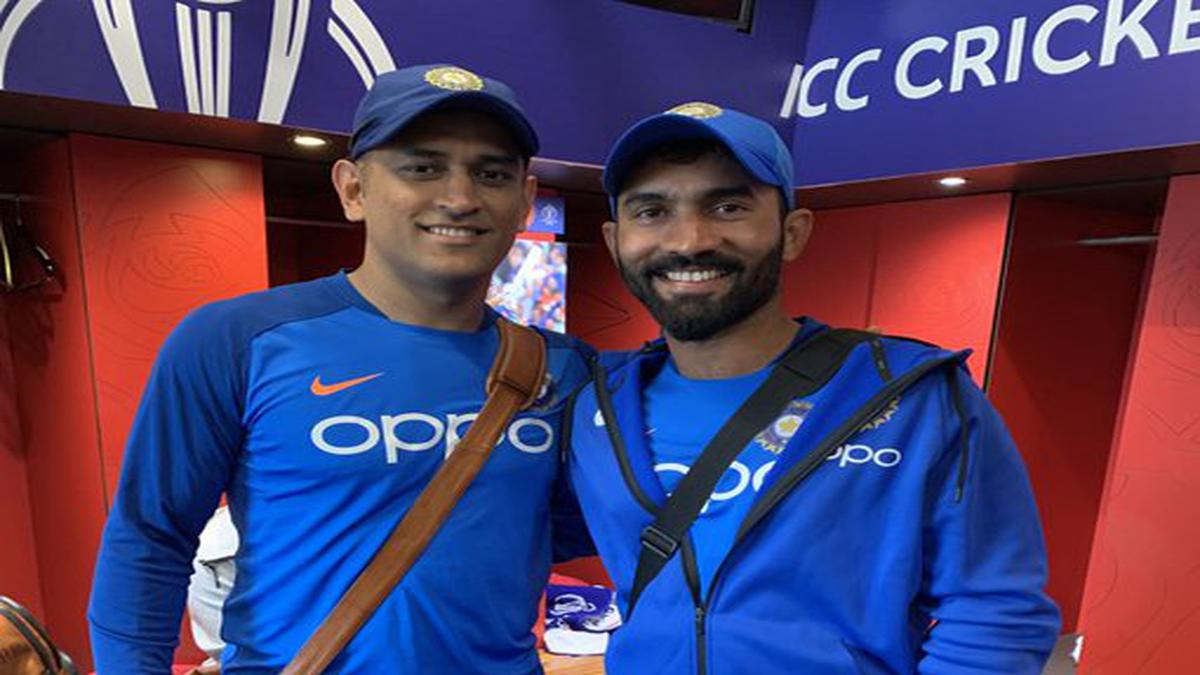 MS Dhoni's jersey No.7 should be retired: Dinesh Karthik