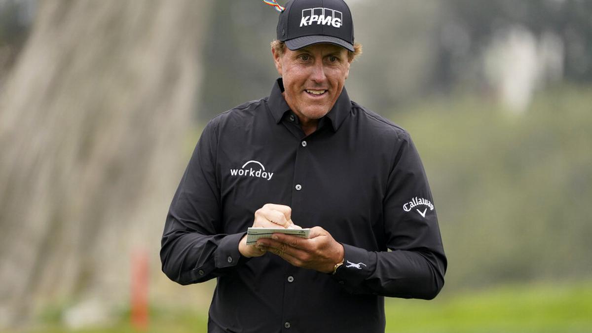 Mickelson shoots 61, takes lead in PGA Tour Champions debut