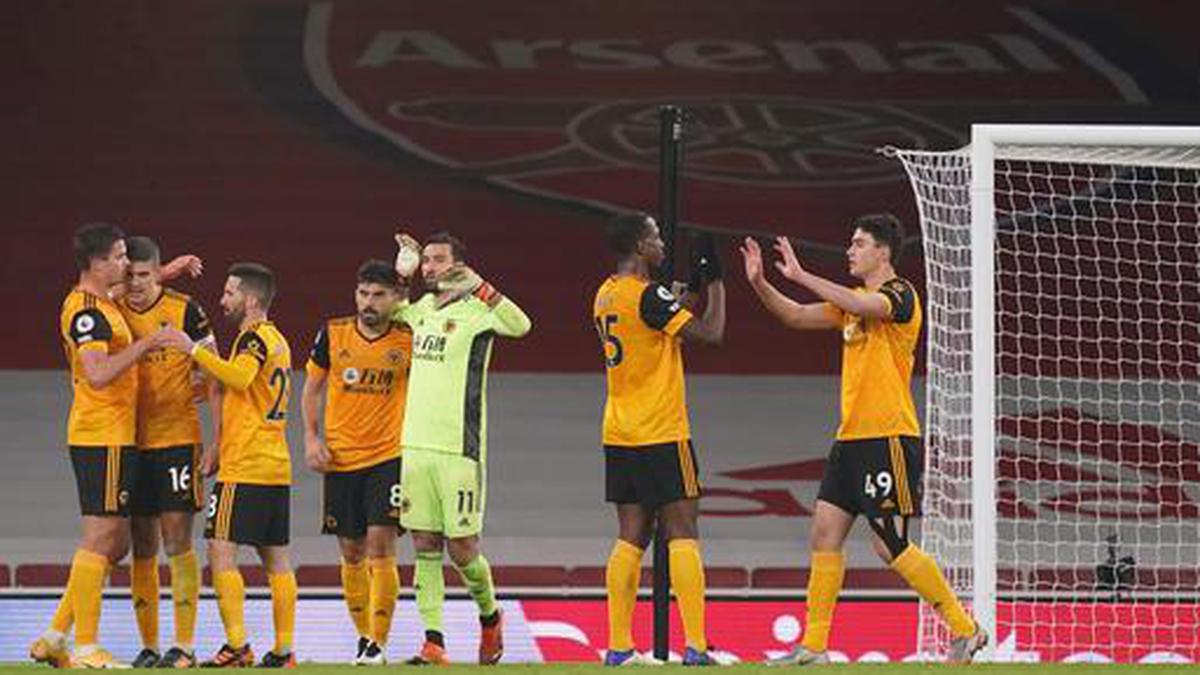 Wolves hang on for 2-1 win at Arsenal after Jimenez injury