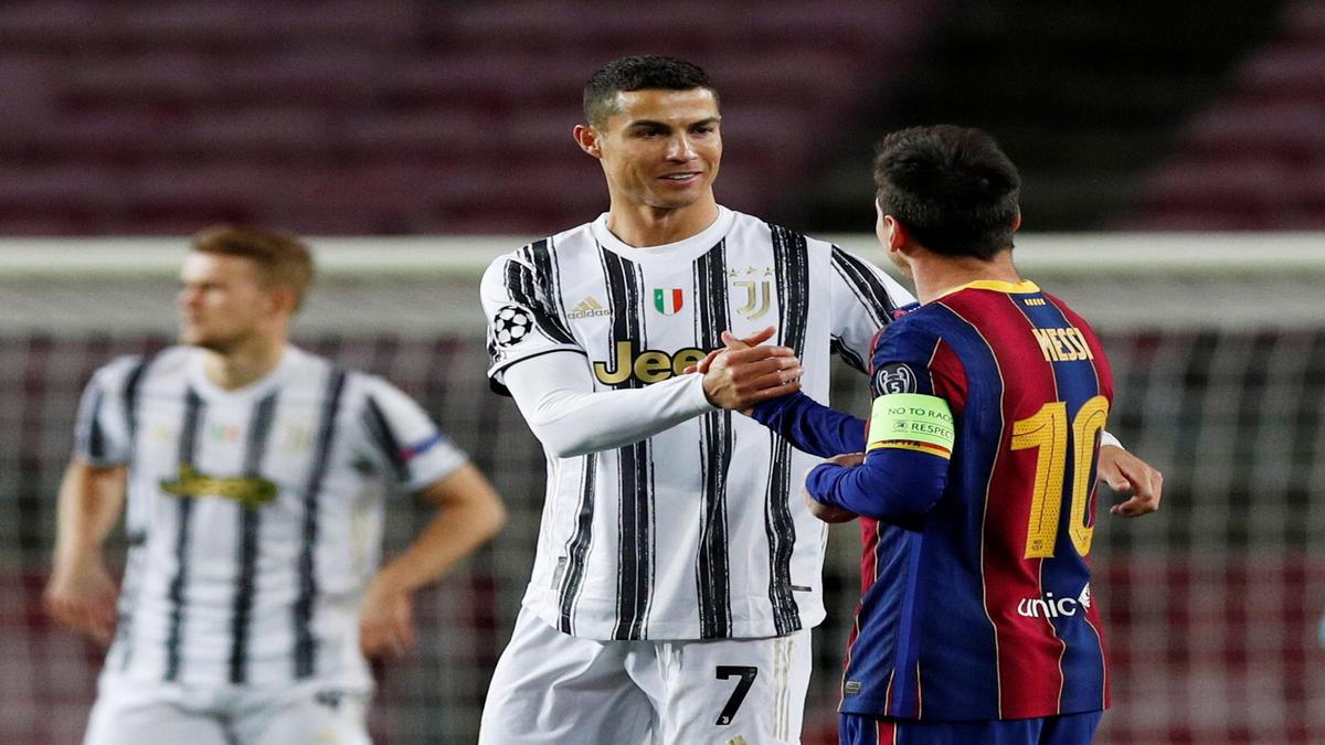 How Italian - Cristiano Ronaldo & Leo Messi playing chess