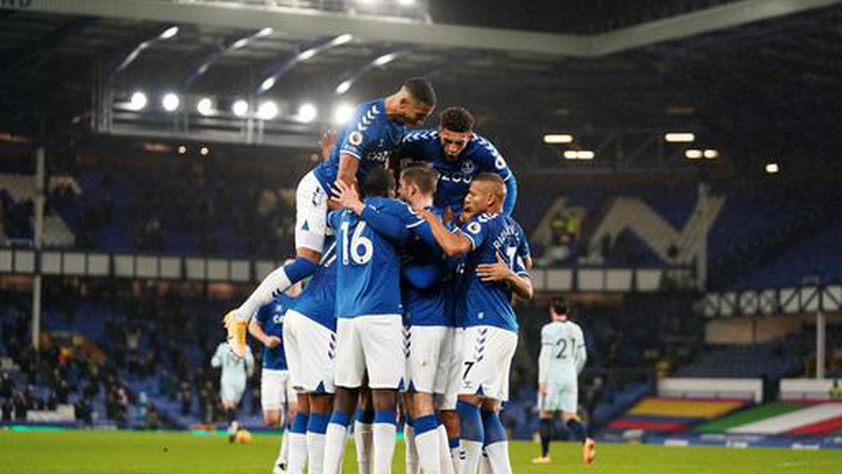 Gylfi Sigurdsson penalty gives Everton win over Chelsea