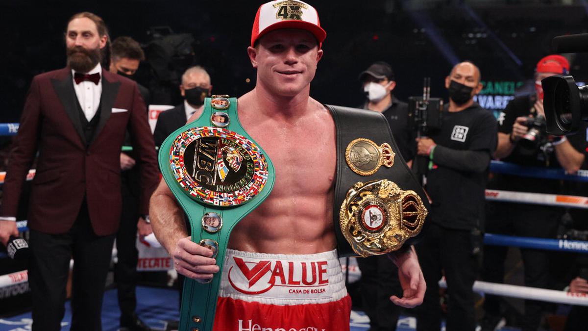 Alvarez dominates Smith to capture super-middleweight titles