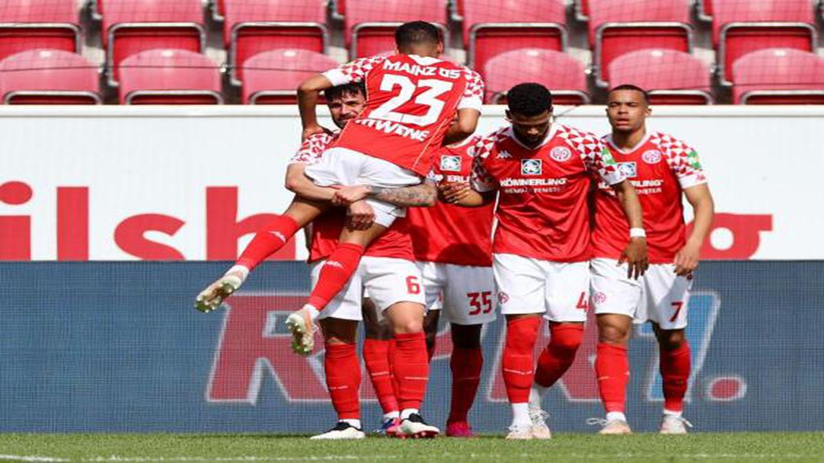 Bayern loses 2-1 at Mainz to waste first chance to seal title