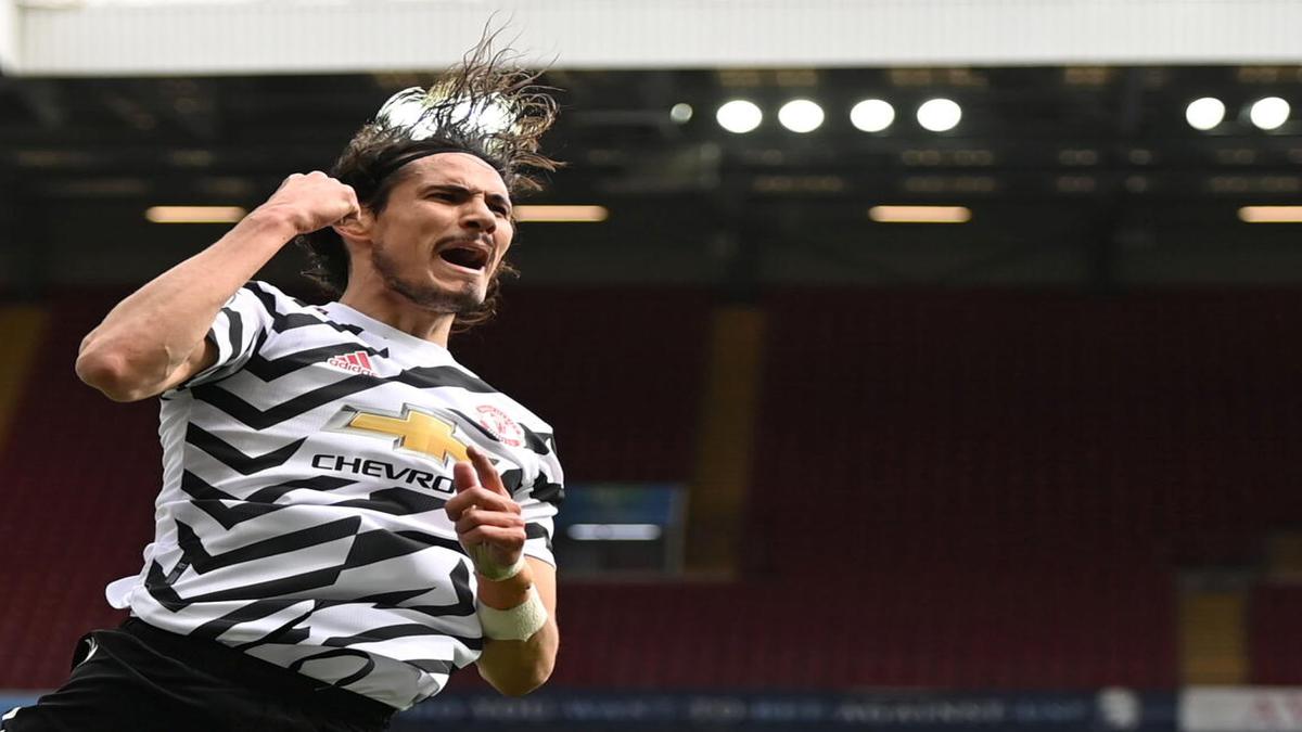 Cavani extends Man Utd stay with one-year deal