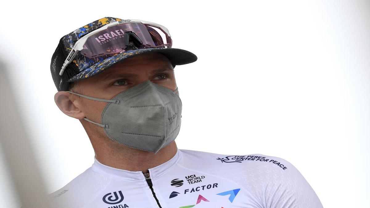 Battered Froome keeps on racing at Tour de France