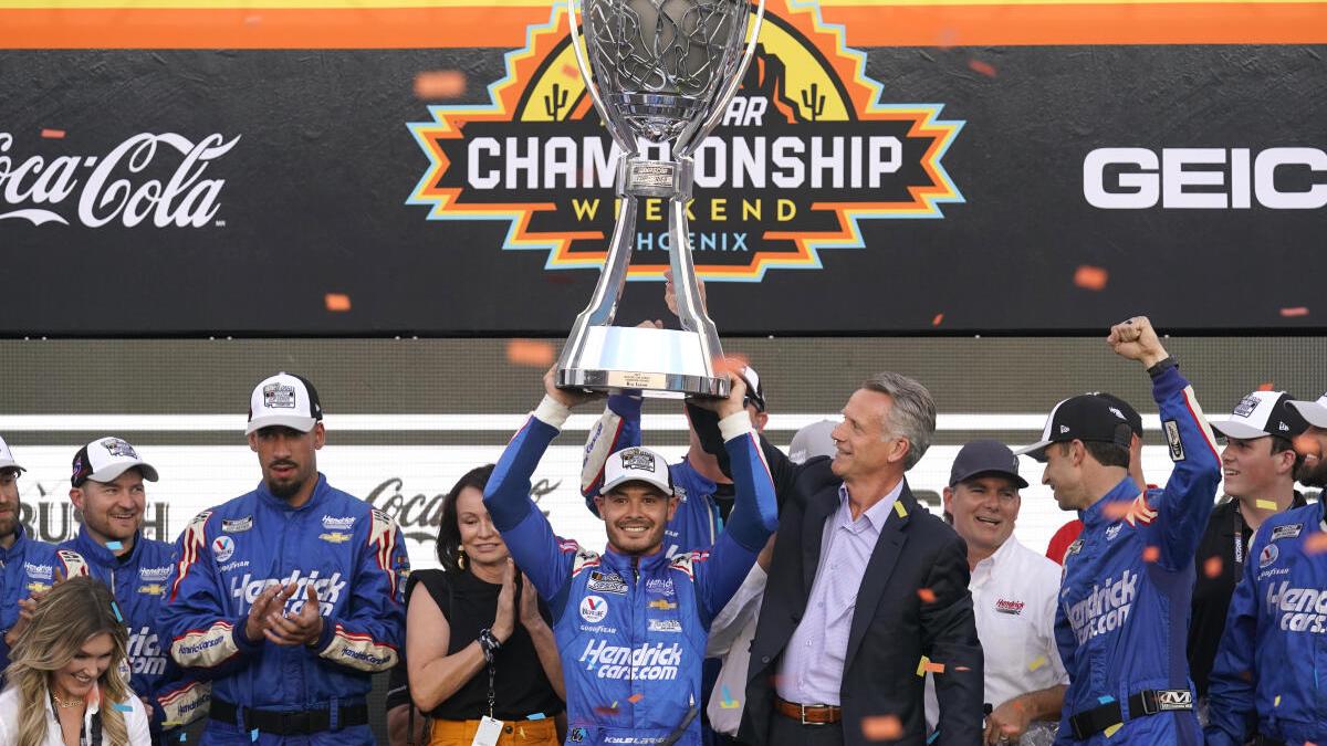 Kyle Larson wraps up comeback season with first NASCAR title