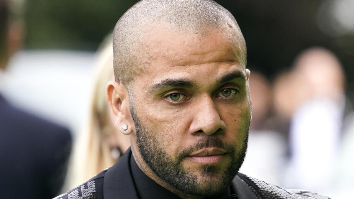 Barca agrees to re-sign Brazilian Alves for rest of season