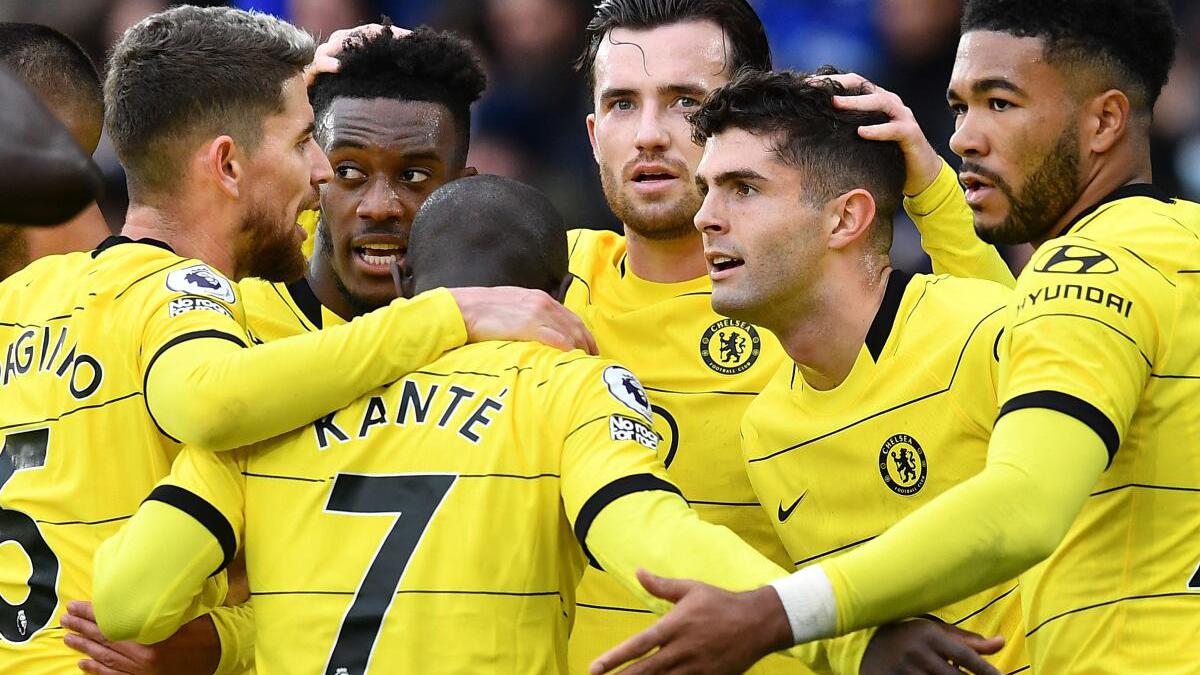 Pulisic back among goals as leader Chelsea strolls past Leicester