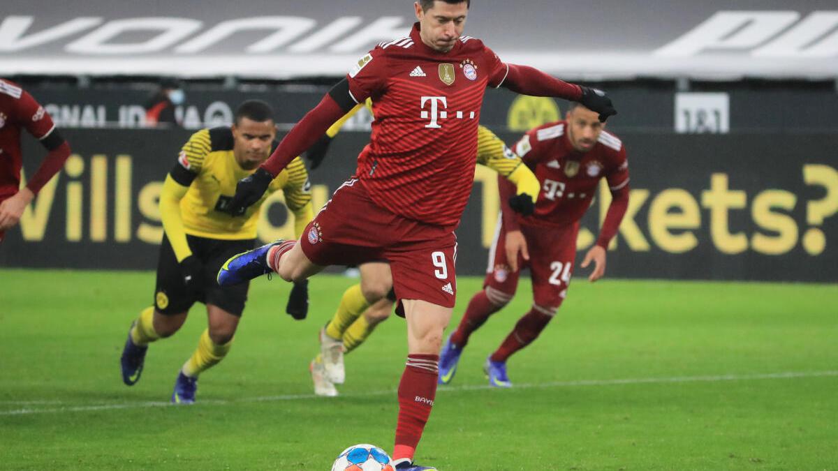 Bundesliga roundup: Lewandowski scores disputed winner for Bayern over Dortmund