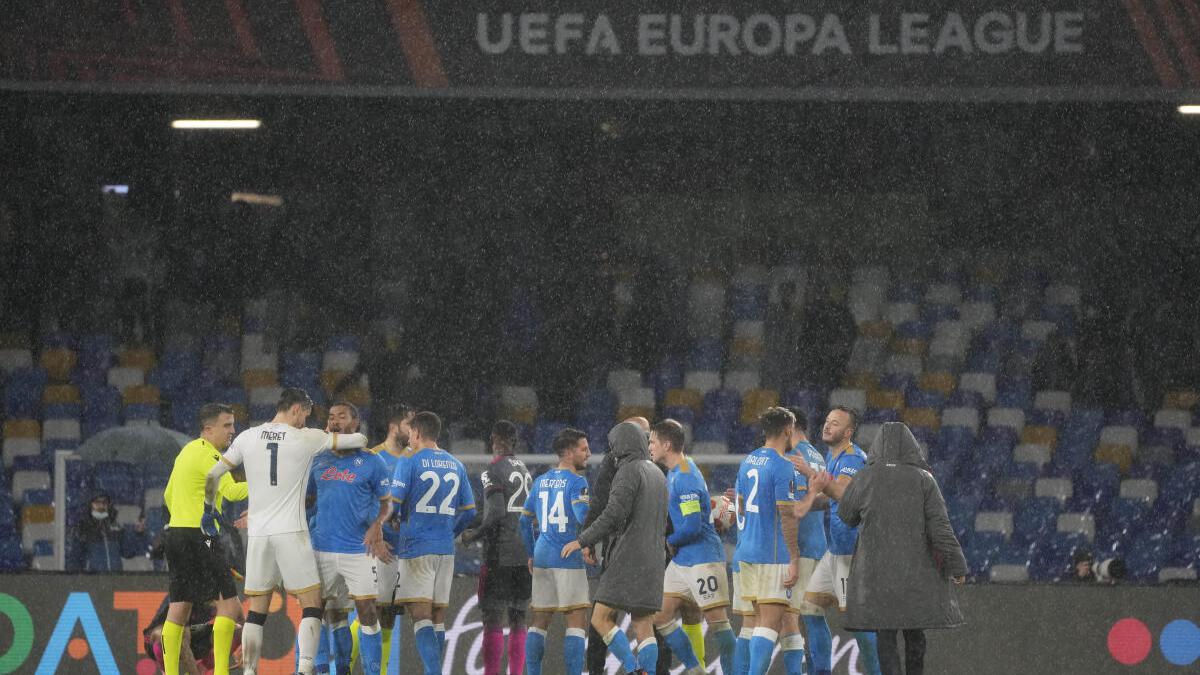 Napoli advances and knocks Leicester out of Europa League