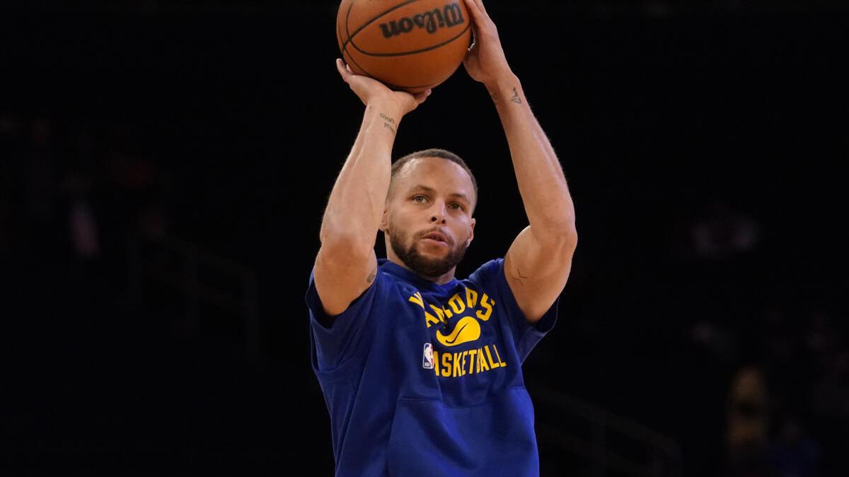 Stephen Curry breaks the NBA career 3-point record