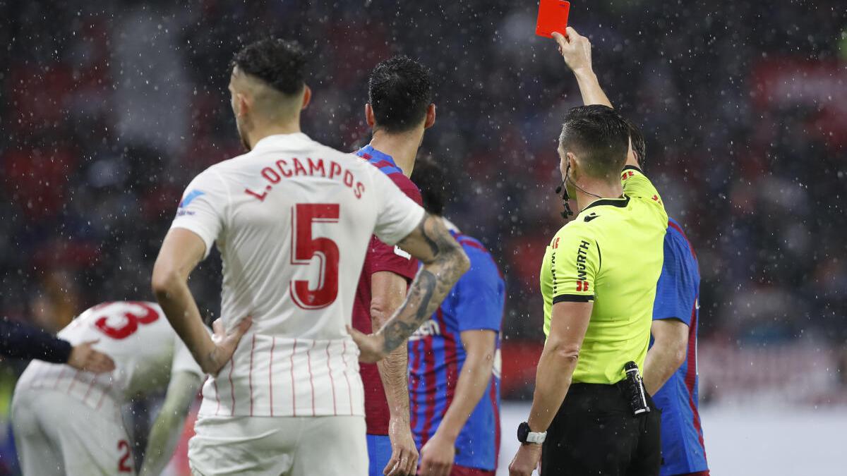 10-man Sevilla held 1-1 by Barcelona, Kounde sent off