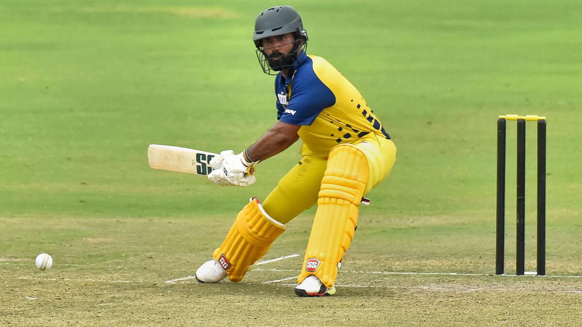 Dinesh Karthik gives a sweep shot masterclass in combative 116 in Vijay Hazare Trophy final