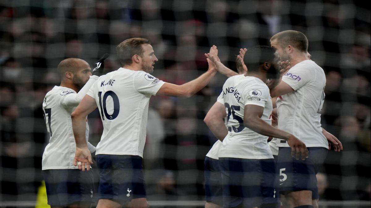 Moura inspires Tottenham to easy win over Crystal Palace in Premier League