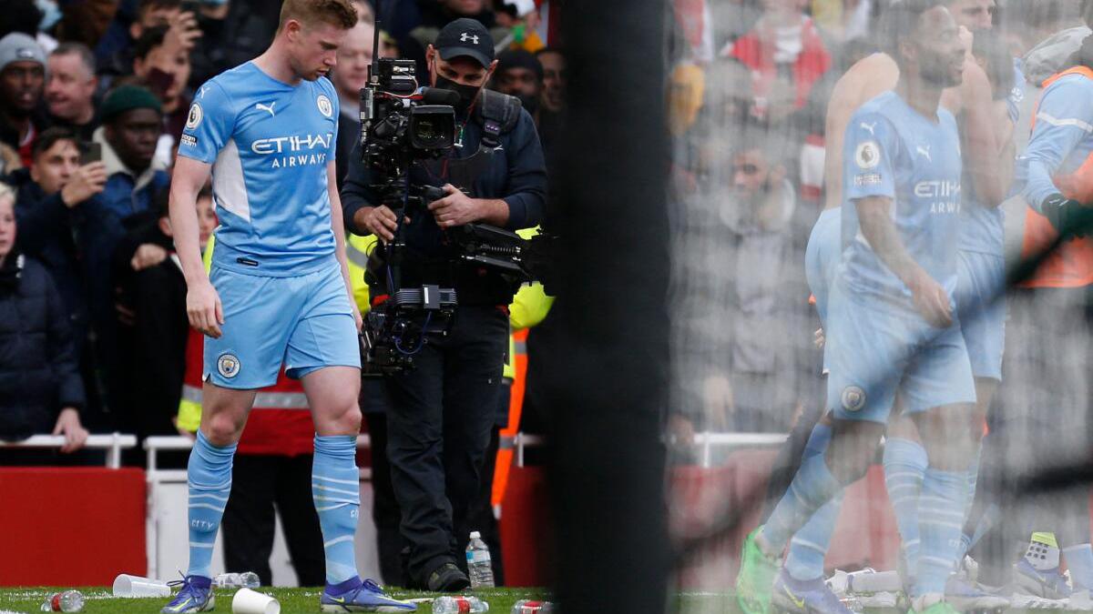 Arsenal fans hurl bottles at Manchester City players after Rodri winner