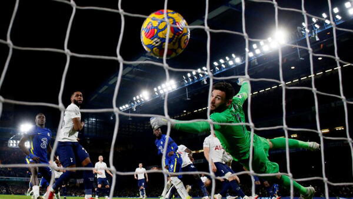 Chelsea beats Spurs 2-0 to keep dwindling title hopes alive