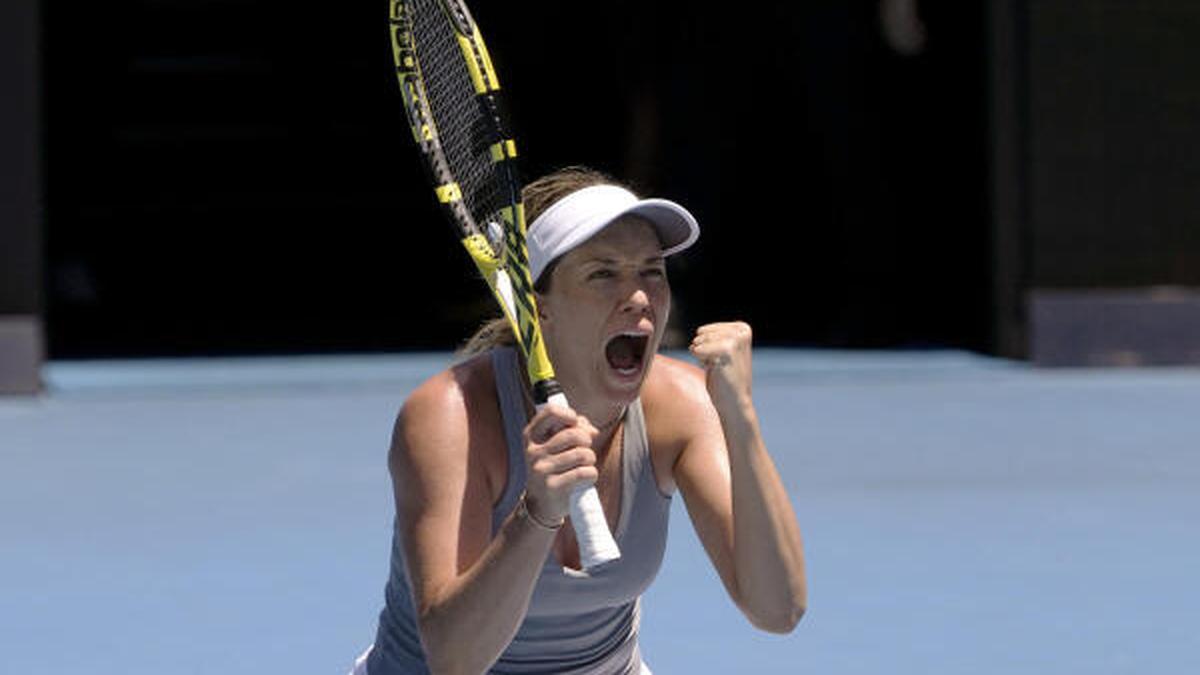 Collins faces Swiatek in Australian Open semis