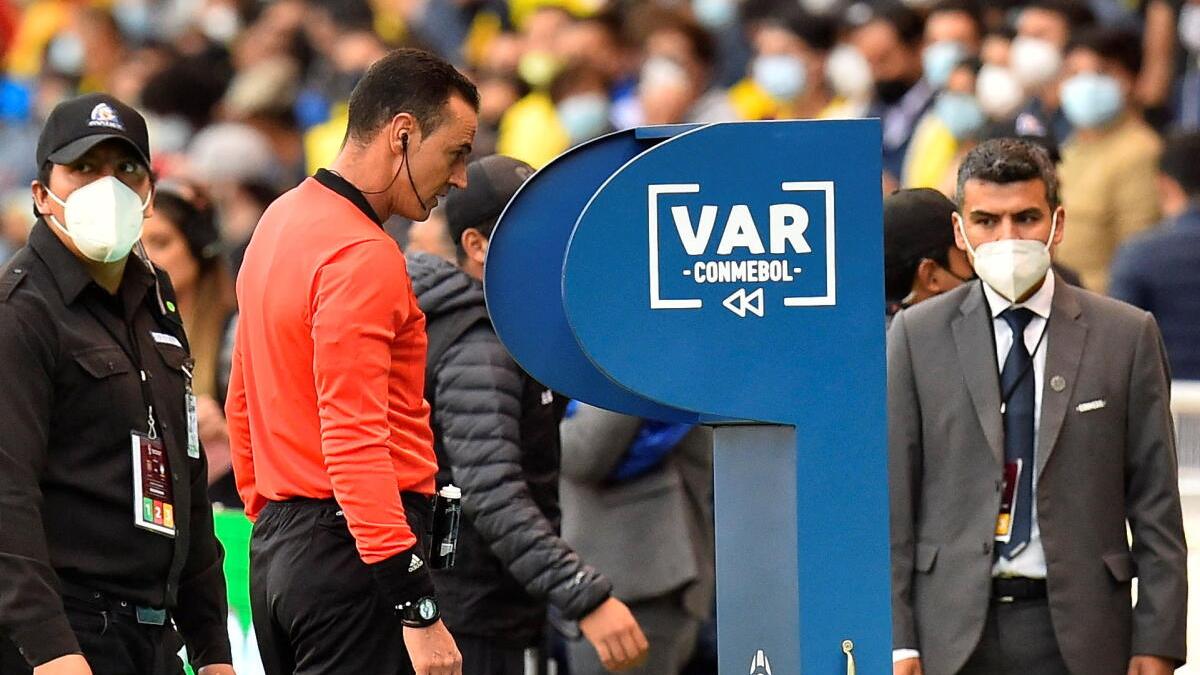Referee in focus as Ecuador draws with Brazil in World Cup qualifier