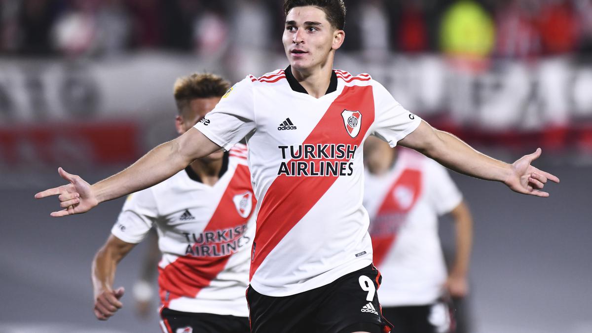 Manchester City signs Argentina forward Alvarez from River Plate