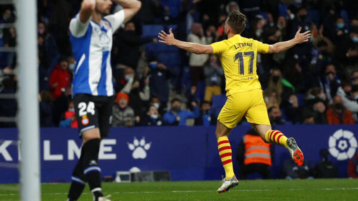 Barcelona scores late, stays unbeaten against rival Espanyol