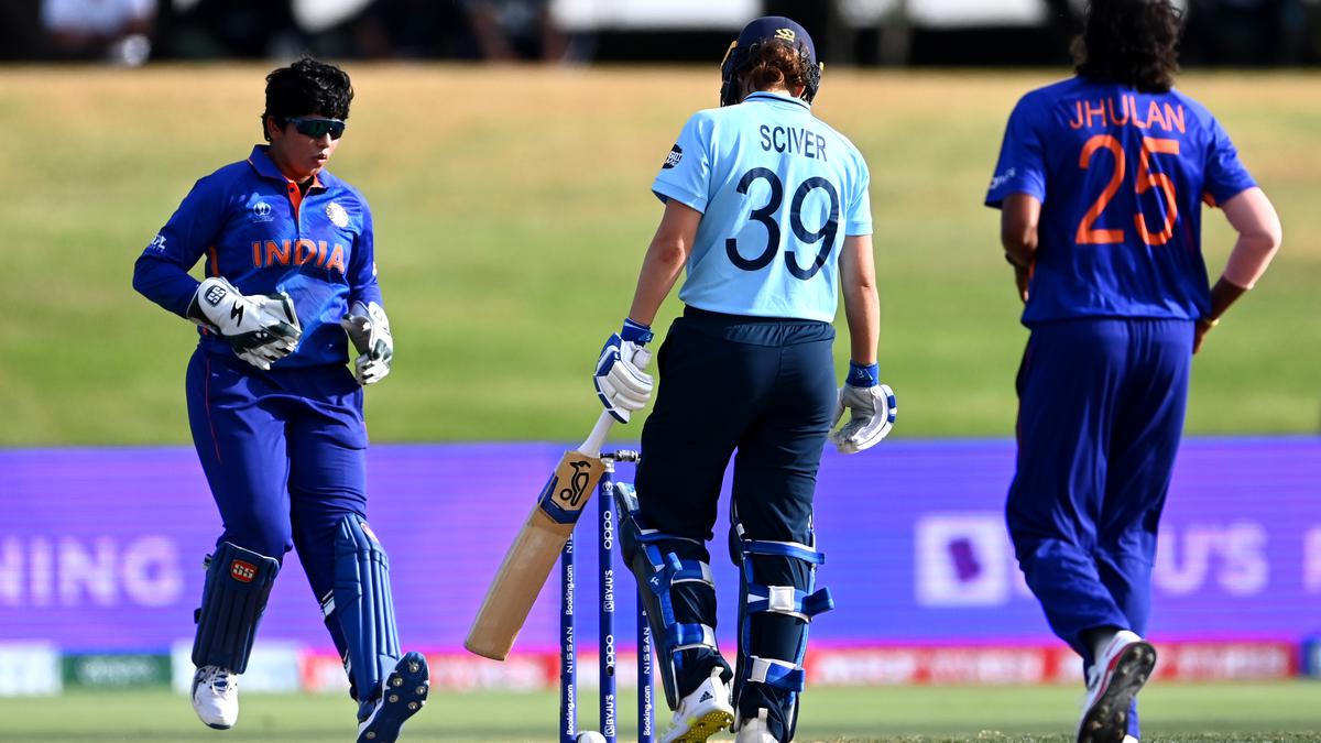 Women's World Cup ENG v IND: Bails don't fall as Sciver survives near dismissal