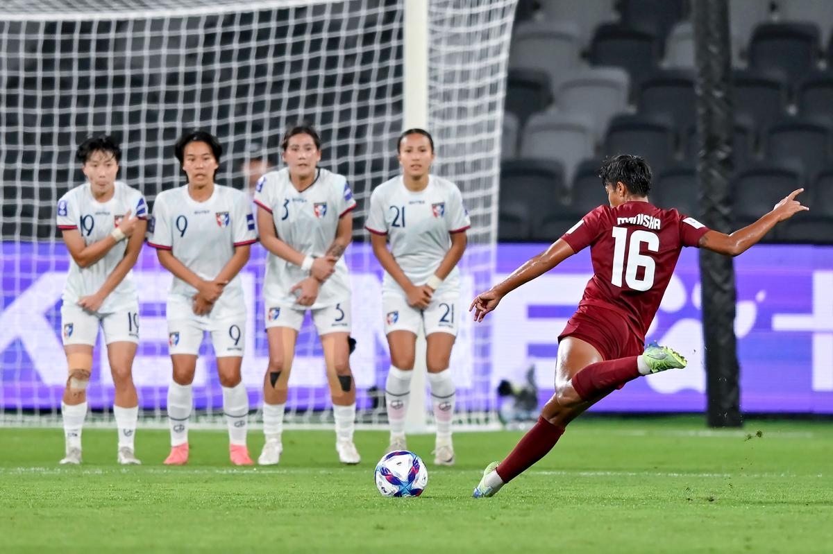 Manisha Kalyan z Indie strieľa gól z priameho kopu.