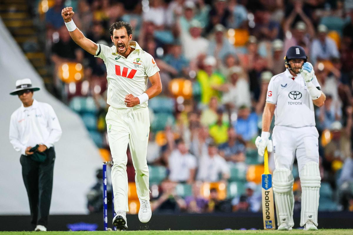 O australiano Mitchell Starc comemora o postigo do Will Jacks da Inglaterra no primeiro dia da segunda partida do Ashes entre Austrália e Inglaterra. 