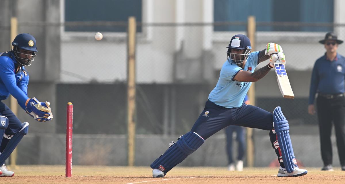 Suryakumar Yadav conseguiu somar apenas 32 em 25 bolas e foi capturado pelo marcapasso KM Asif.