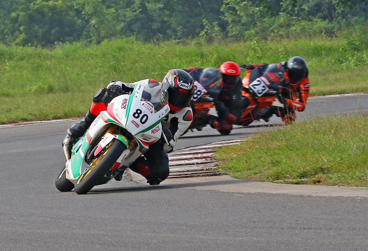 Rajiv Sethu on his way to victory in Pro-Stock 301-400cc Open race.