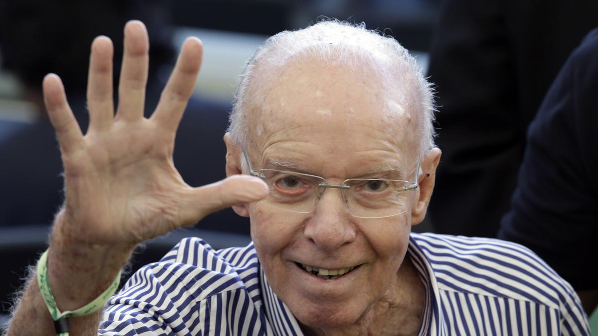 Mario Zagallo, the World Cup winning player and coach for Brazil, dies at age 92