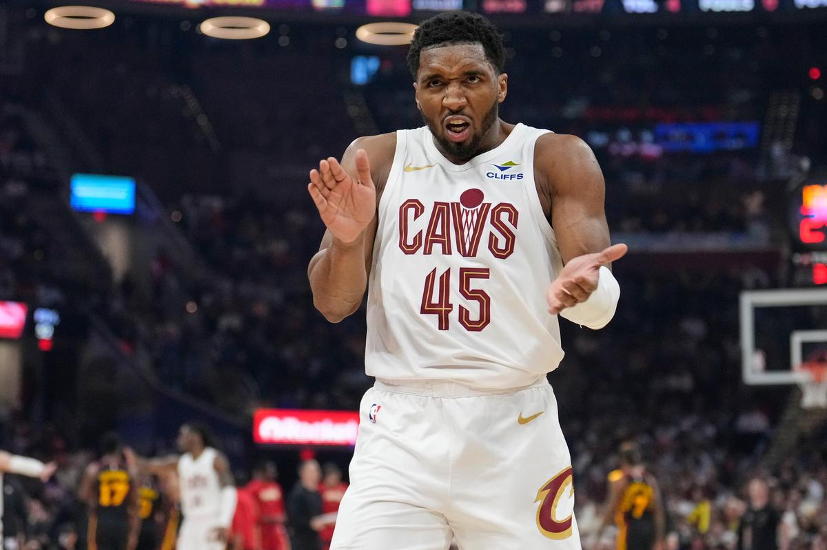 O armador do Cleveland Cavaliers, Donovan Mitchell (45), comemora após uma cesta.