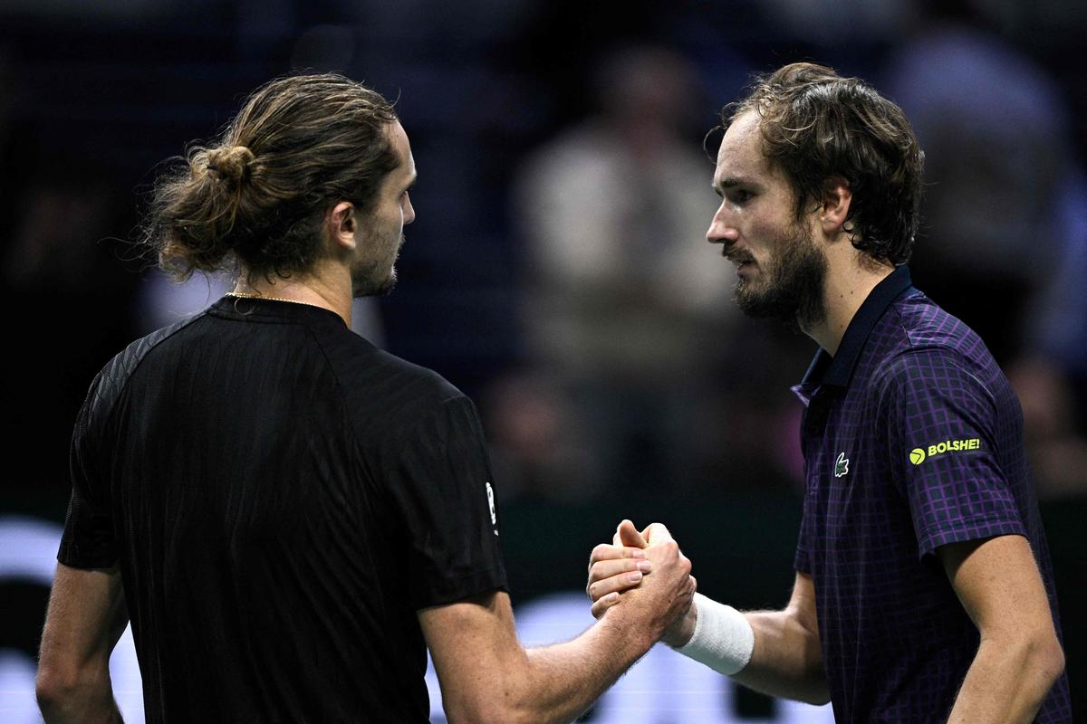 Alexander Zverev aperta a mão de Daniil Medvedev (R) no final das quartas de final de simples masculino no quinto dia do torneio de tênis ATP Masters 1000 de Paris.  Alexander Zverev aperta a mão de Daniil Medvedev (R) no final das quartas de final de simples masculino no quinto dia do torneio de tênis ATP Masters 1000 de Paris.