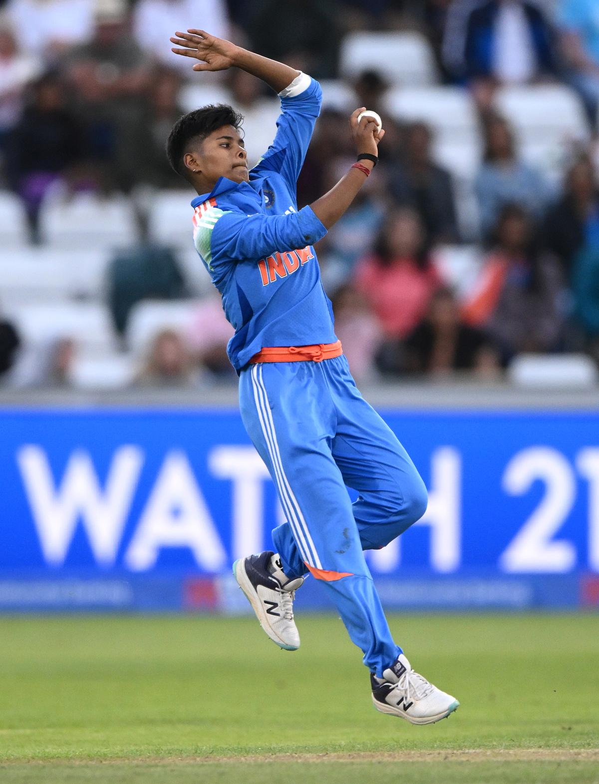 FOTO DO ARQUIVO: Kranti jogando boliche durante a terceira partida do ODI contra a Inglaterra no início deste ano, na qual ela se tornou a quinta marcapasso indiana - e a mais jovem - a conseguir um lance de seis postigos em WODIs.