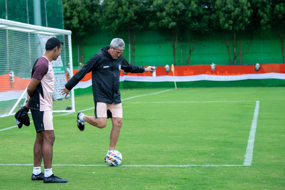 মানোলো মার্কেজ ভারতীয় জাতীয় দলের লাগাম নেওয়ার পাশাপাশি এফসি গোয়ার প্রধান কোচ হিসেবে তার চাকরি রাখার সিদ্ধান্ত নেন। মানোলো মার্কেজ ভারতীয় জাতীয় দলের লাগাম নেওয়ার পাশাপাশি এফসি গোয়ার প্রধান কোচ হিসেবে তার চাকরি রাখার সিদ্ধান্ত নেন।