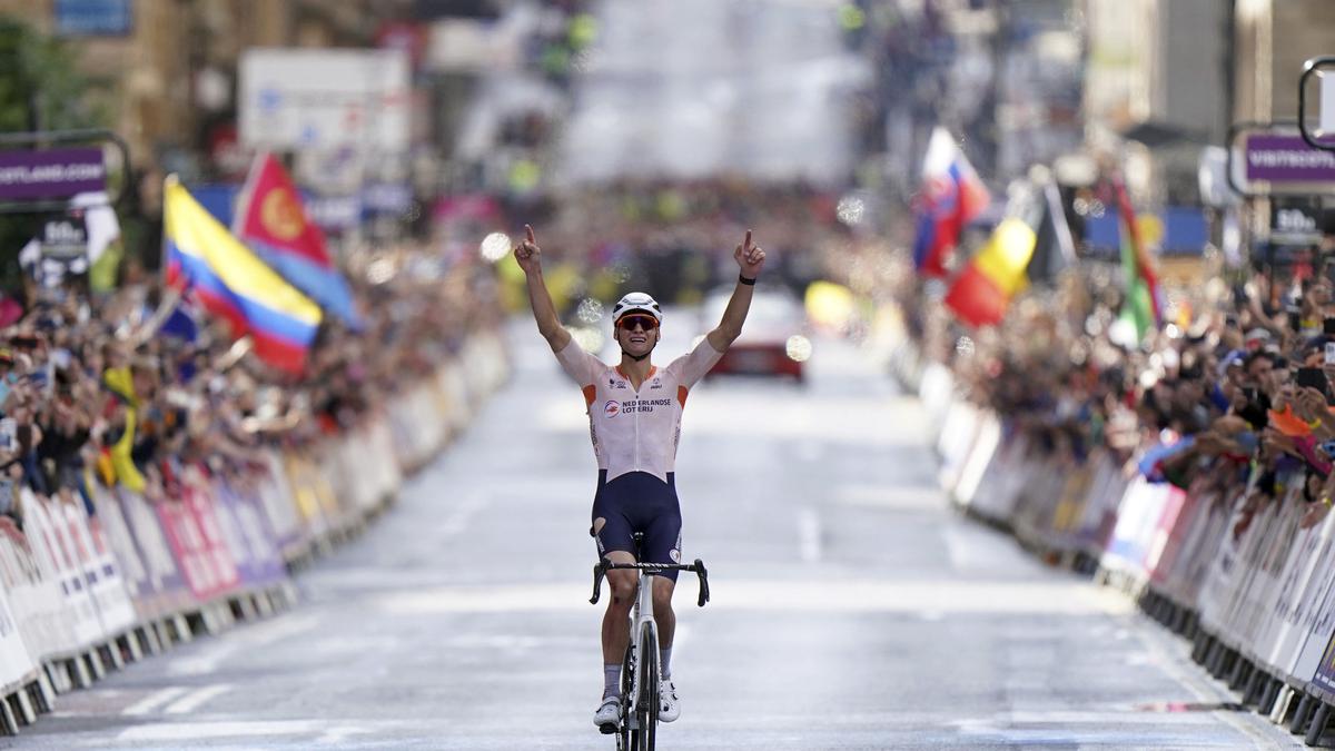 Dutch world road champion Van der Poel answered nature’s call in comfort during protest