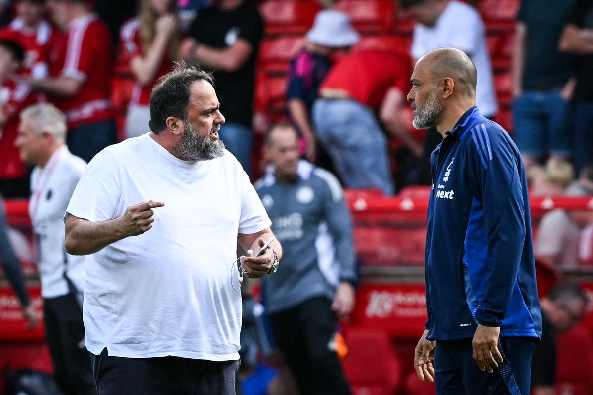 Portugalský manažér Nottingham Forest Nuno Espirito Santo (R) hovorí na konci zápasu s gréckym spolubratom spoločnosti Nottingham Forest Evangelos Marinakis (L). 