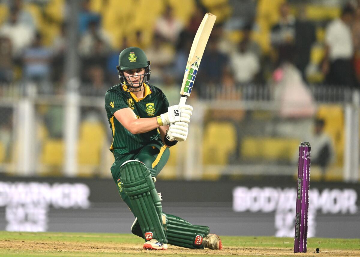 La capitana de Sudáfrica, Laura Wolvaart, anotó 169 para ganar el partido contra Inglaterra en la semifinal de la Copa del Mundo. 