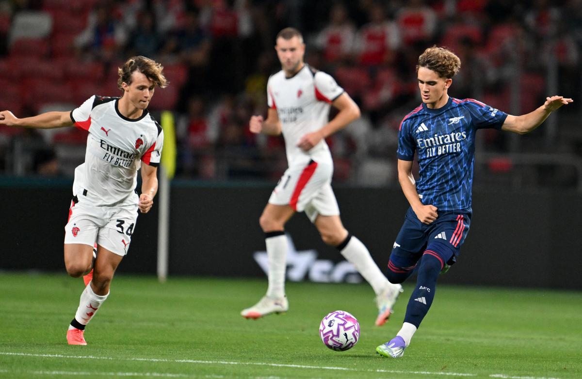 Fotografická fotografia: Arsenal Max Dowman v akcii proti AC Miláno.