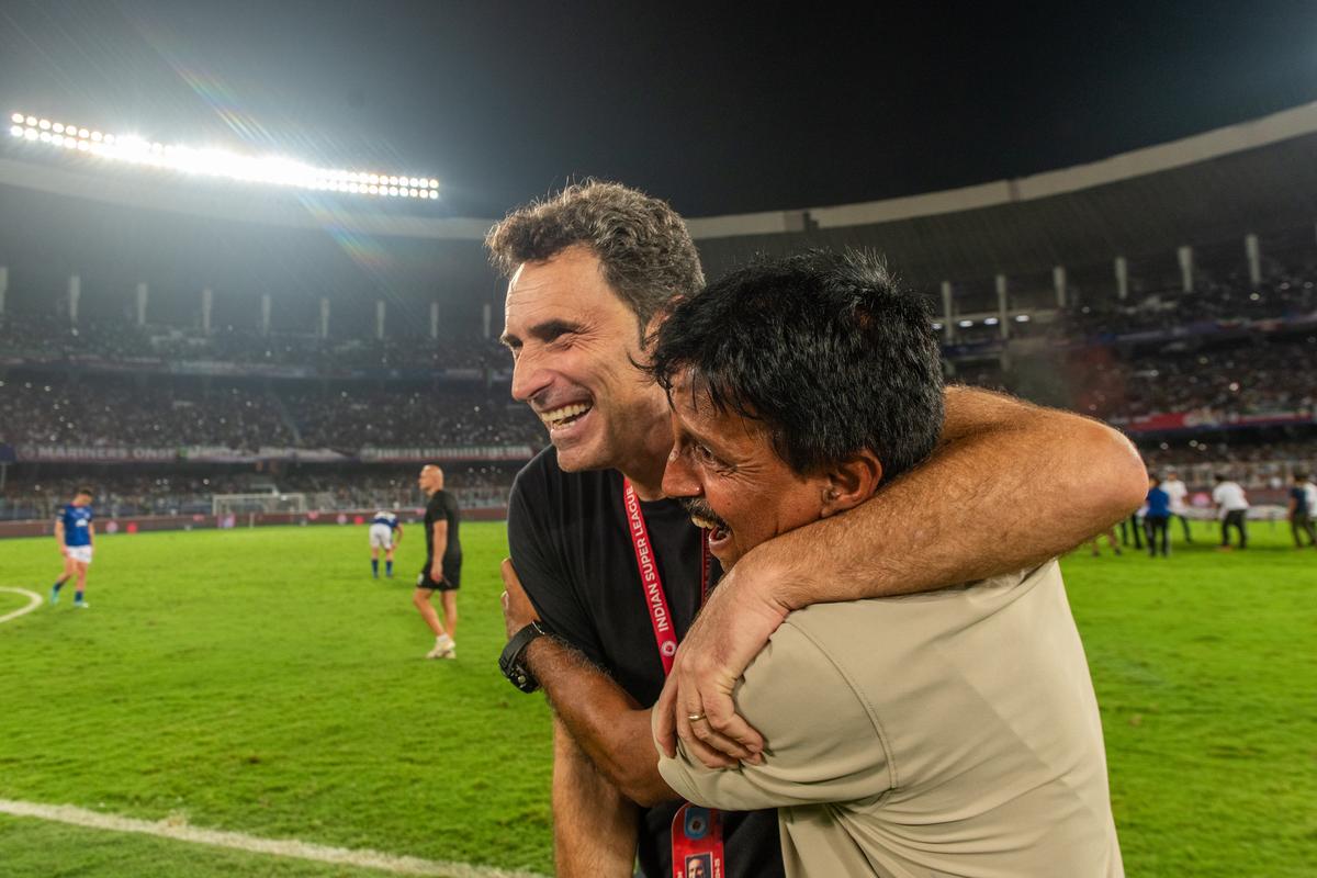 Mohun Bagan super gigant hlavný tréner Jose Molina oslavuje asistent trénera Bastab Roya počas finále ISL Cupu medzi Mohun Baganom a Bengaluru FC na Vivekananda Yuba Bharati Krirangan Stadium (VYBK) Kolkata Kolkata Kolkata 12. apríla 2025.