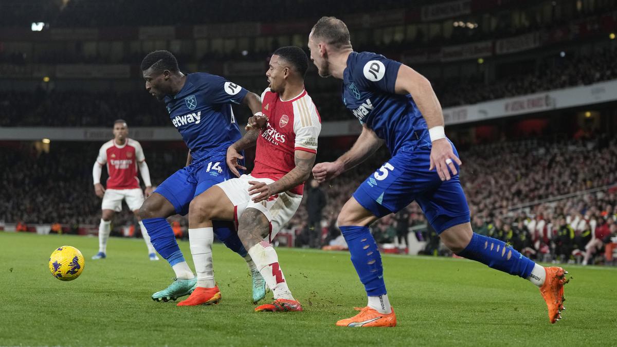 Premier League: Arsenal beaten 2-0 by West Ham for 1st home loss this season