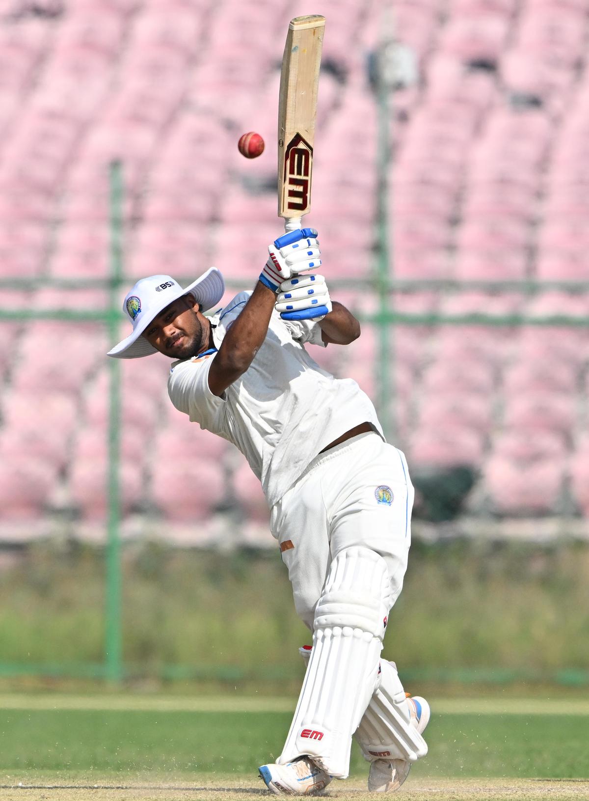 Kartik Sharma foi o maior rebatedor de seis rebatidas na primeira fase da temporada 2025-26 de Ranji e o maior rebatedor de seis rebatidas do Troféu Vijay Hazare anterior. 