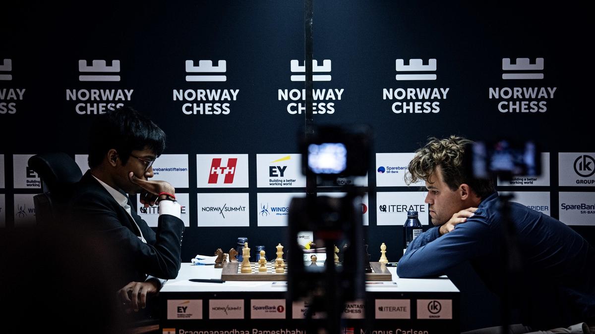 Sjakk i Norge 2024: Praggnanandhaa slår Magnus Carlsen for første gang i et klassisk parti