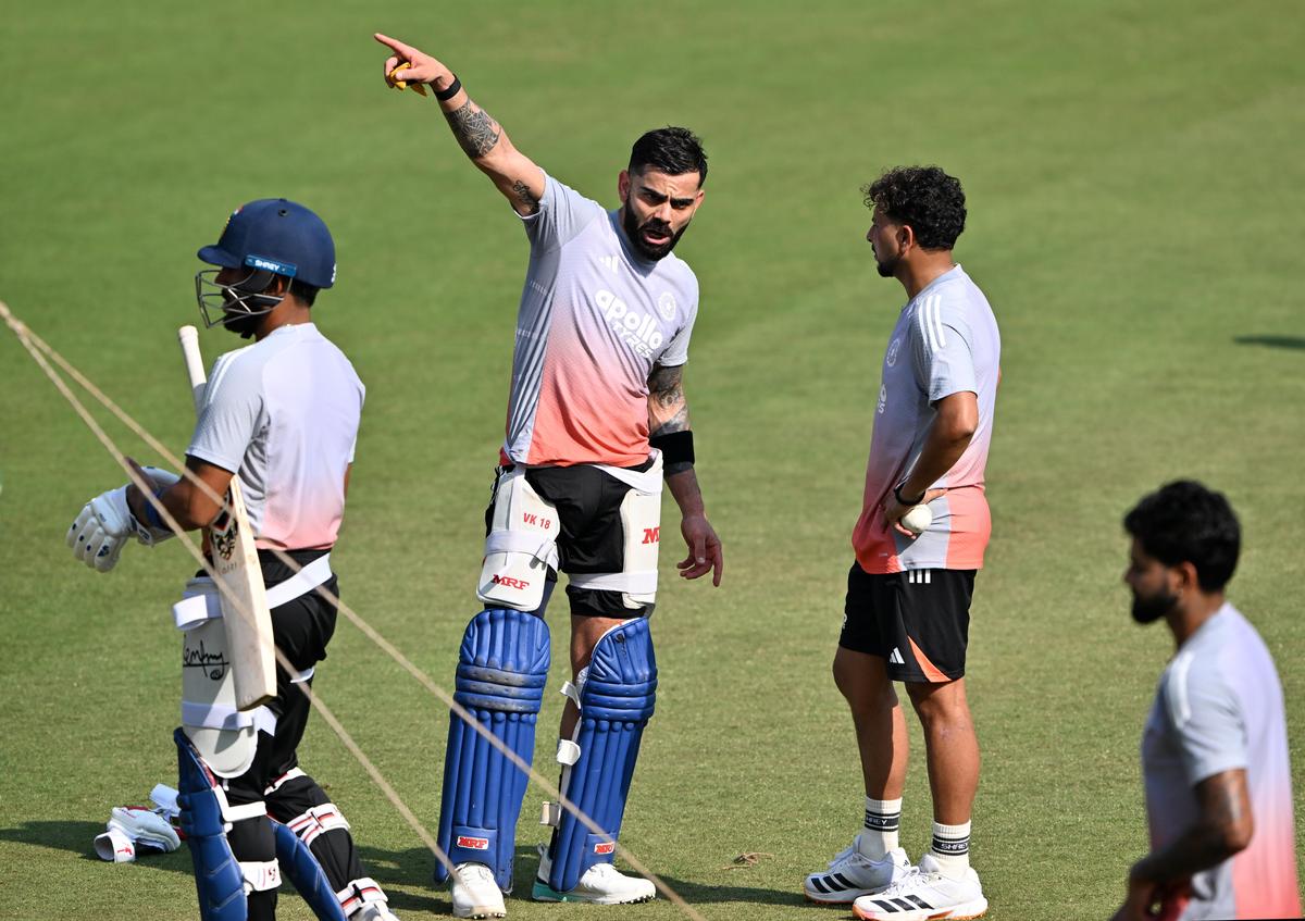 Virat Kohli e Kuldeep Yadav durante uma sessão líquida antes do terceiro e último ODI contra a Nova Zelândia. 