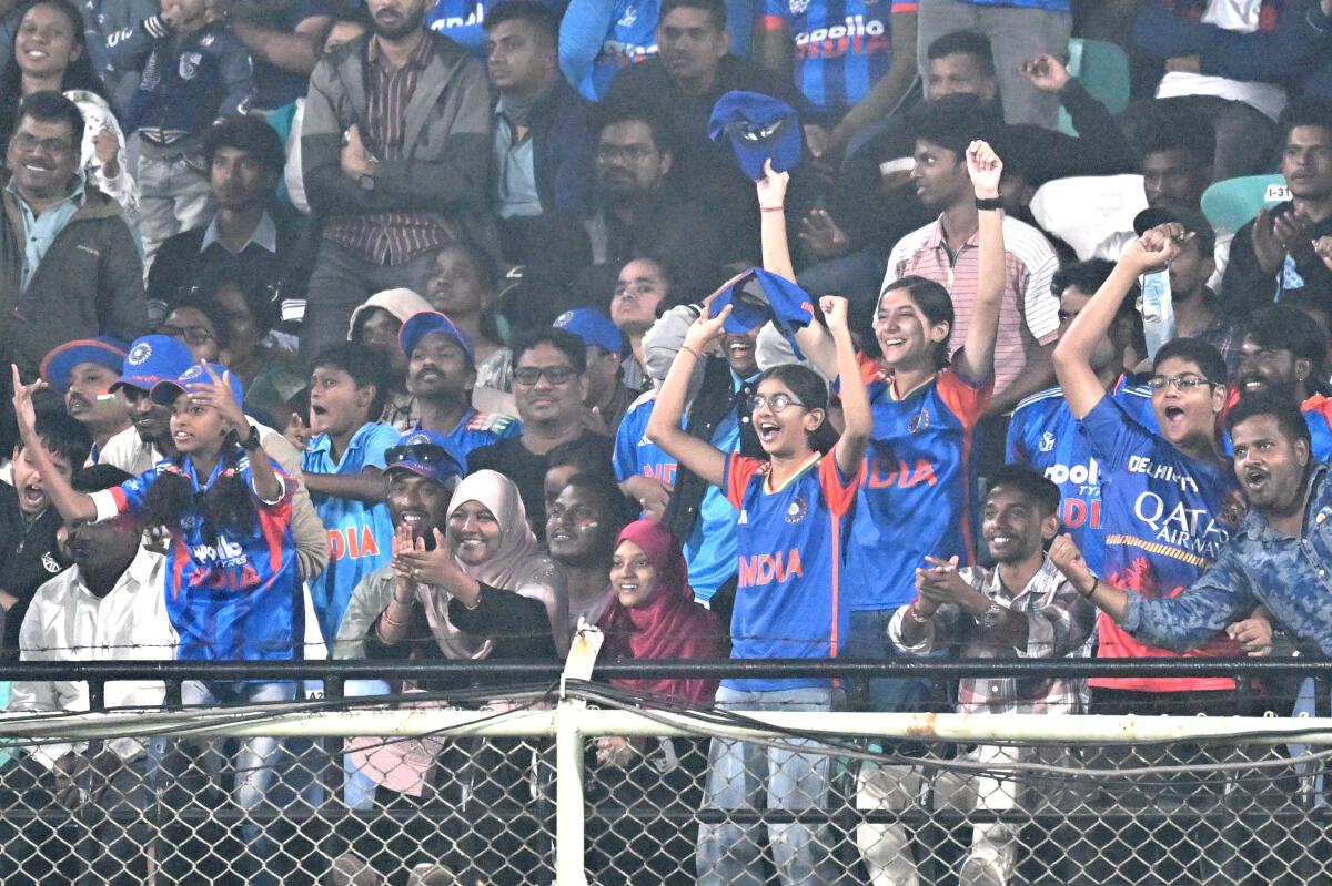 Mais de 7.000 torcedores compareceram quando a Índia inicia sua preparação para a Copa do Mundo Feminina T20, na Inglaterra, no próximo verão. 