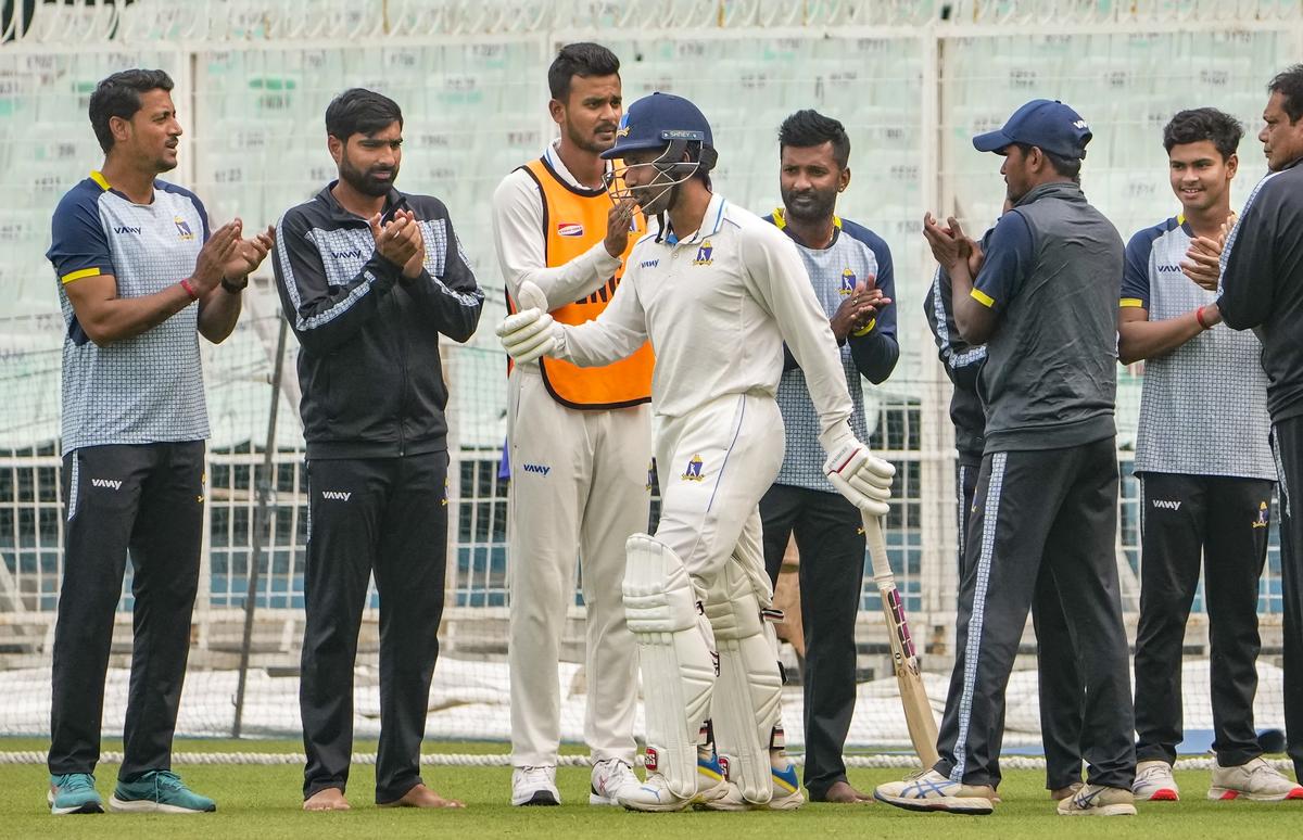 Wriddhiman Saha being accorded a guard of honour as he arrives to bat during the Ranji Trophy match at Eden Gardens in Kolkata.