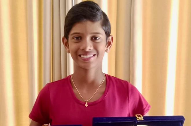 Maaya Rajeshwaran a remporté le titre féminin et a terminé deuxième en double du tennis national U-14 à Aurangabad le 19 novembre 2022.