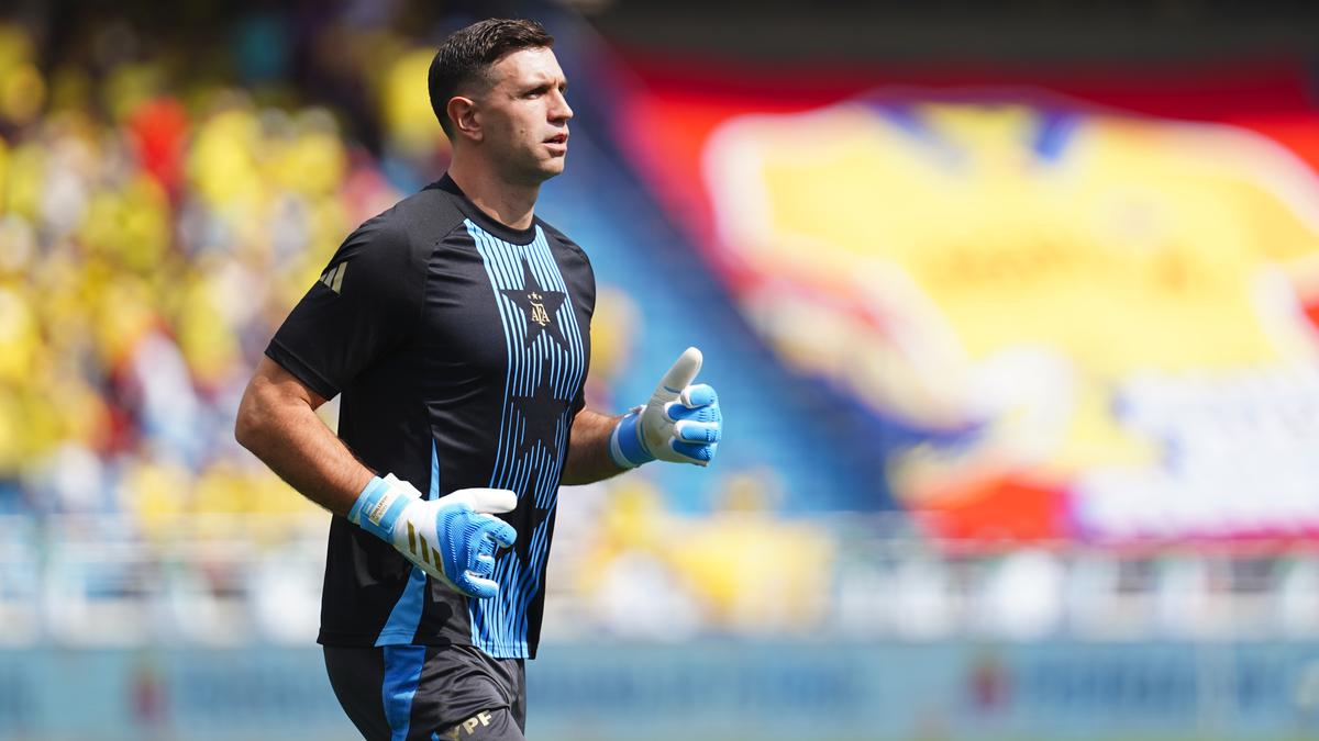 El portero de Argentina, Emiliano Martínez, en el centro de la polémica por golpear a camarógrafo tras la derrota contra Colombia