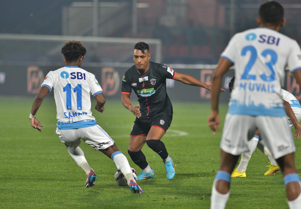 Vypnutie Ajaraie (stred) bola najvyššou prioritou Jamshedpur a vykonala ju k dokonalosti.